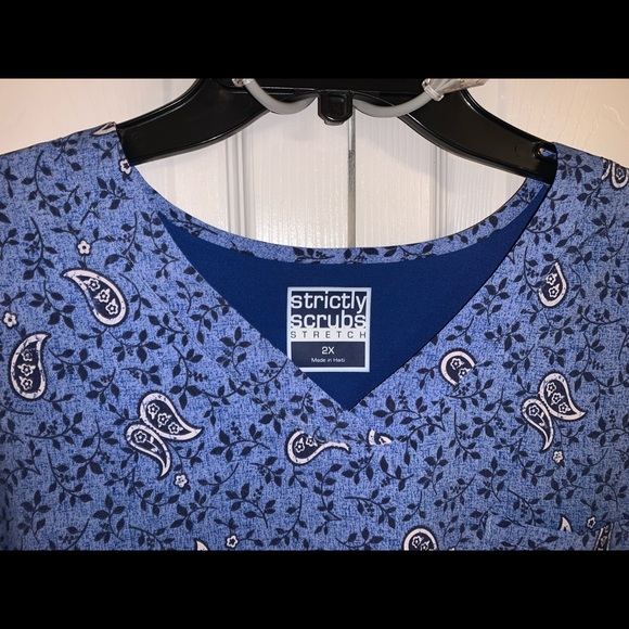Strictly Scrubs Top ♥︎ - Picture 3 of 3